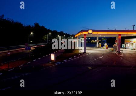 ROSTOW-ON-DON, RUSSLAND - 10. Oktober 2017: Tankstelle auf der Autobahn am frühen Morgen. Stockfoto