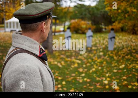 MOSKAU, RUSSLAND - 14. OKT 2017: Mann in Uniform eines russischen Offiziers sieht Ziele während des historischen Wiederaufbaus an dem Tag der Geschichte in Sokolniki Par Stockfoto