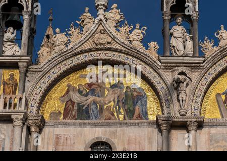 Der Abstieg vom Kreuz Mosaik mit Jesus Christus auf der Lünette des oberen Registers von St. Markusdom (Basilika di San Marco) in Venedig, Italien. Stockfoto