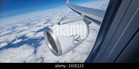 Blick aus dem Kabinenfenster auf Triebwerk Flugzeug Airbus A330-900neo der Fluglinie Condor im April 2024 - SymbolfotoBlick aus dem Kabinenfenster auf Triebwerk Flugzeug Airbus A330-900neo der Fluglinie Condor im April 2024 - Symbolfoto, unklar unklar unklar unklar unklar unklar Luftraum über dem Atlantik *** Blick aus dem Kabinenfenster am Triebwerk Airbus A330 900neo der Airline Condor im April 2024 Symbolfoto Blick aus dem Kabinenfenster am Triebwerk Airbus A330 900neo der Airline Condor im April 2024 Symbolfoto, unklare unklare unklare Luftraum über dem Atlantischen Ozean Stockfoto