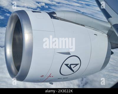 Blick aus dem Kabinenfenster auf Triebwerk Flugzeug Airbus A330-900neo der Fluglinie Condor im April 2024 - SymbolfotoBlick aus dem Kabinenfenster auf Triebwerk Flugzeug Airbus A330-900neo der Fluglinie Condor im April 2024 - Symbolfoto, unklar unklar unklar unklar unklar unklar Luftraum über dem Atlantik *** Blick aus dem Kabinenfenster am Triebwerk Airbus A330 900neo der Airline Condor im April 2024 Symbolfoto Blick aus dem Kabinenfenster am Triebwerk Airbus A330 900neo der Airline Condor im April 2024 Symbolfoto, unklare unklare unklare Luftraum über dem Atlantischen Ozean Stockfoto