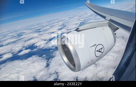 Blick aus dem Kabinenfenster auf Triebwerk Flugzeug Airbus A330-900neo der Fluglinie Condor im April 2024 - SymbolfotoBlick aus dem Kabinenfenster auf Triebwerk Flugzeug Airbus A330-900neo der Fluglinie Condor im April 2024 - Symbolfoto, unklar unklar unklar unklar unklar unklar Luftraum über dem Atlantik *** Blick aus dem Kabinenfenster am Triebwerk Airbus A330 900neo der Airline Condor im April 2024 Symbolfoto Blick aus dem Kabinenfenster am Triebwerk Airbus A330 900neo der Airline Condor im April 2024 Symbolfoto, unklare unklare unklare Luftraum über dem Atlantischen Ozean Stockfoto