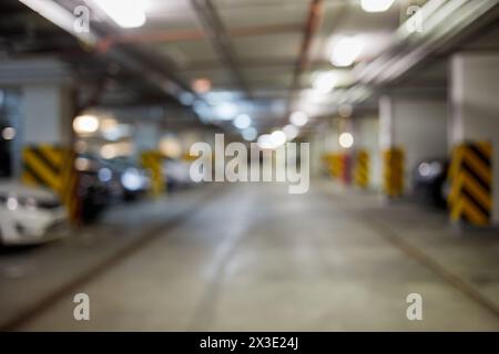 Tiefgarage mit geparkten Autos, Bild unscharf. Stockfoto