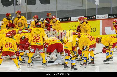 Das Juniorenteam der SCL Tigers, namentlich die SCL Young Tigers, unmittelbar vor dem Spiel gegen das U20-Elit Team des EHC Kloten in der Stimo Arena. Stockfoto