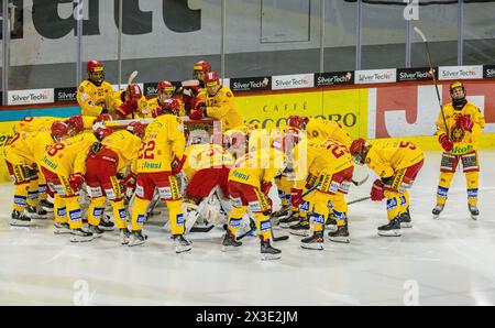 Das Juniorenteam der SCL Tigers, namentlich die SCL Young Tigers, unmittelbar vor dem Spiel gegen das U20-Elit Team des EHC Kloten in der Stimo Arena. Stockfoto