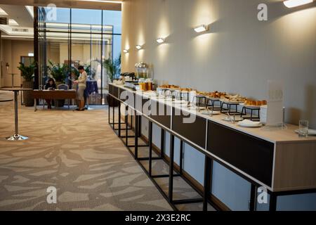 MOSKAU, RUSSLAND - 19. Oktober 2017: Cafeteria im Hilton Garden Hotel während des Compliance Case Forum 2017. Veranstalter war der Business Summit of Fu Stockfoto