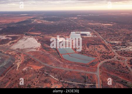 Supergrubenabbau in Australien Kimberlith Femoston. Foto von der Drohne über dem Steinbruch. Bergbau Stockfoto