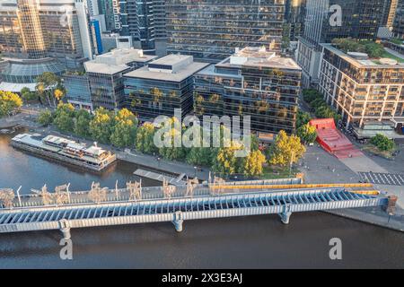 Panoramastadt Melbourne vom Hochpunkt aus. Australien. Foto von Wolkenkratzern vor Sonnenuntergang von der Drohne. Stockfoto