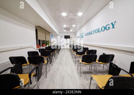 MOSKAU, RUSSLAND - 13. Dezember 2017: Innenraum des Klassenzimmers des Trainingszentrums in der Genius-Kosmetologie-Klinik. Genius Cosmetology ist das Zentrum des ästhetischen M Stockfoto