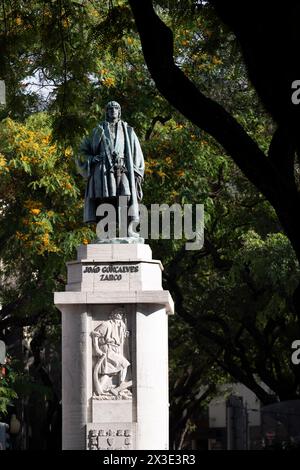 Die Statue von Joao Goncalves Zarco auf Largo da Restauracao, am 21. April 2024 in Funchal, Madeira, Portugal. João Goncalves Zarco war ein portugiesischer Entdecker, der Siedlungen und Anerkennung der Madeira-Inseln gründete und von Heinrich dem Seefahrer zum ersten Kapitän von Funchal ernannt wurde. Stockfoto