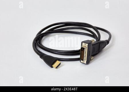 DVI-HDMI-Kabel auf weißem Hintergrund. Stockfoto