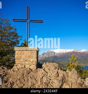 Denkmal in Cerro Campanario Aussichtspunkt in der Nähe von Bariloche in Nahuel Huapi Nationalpark, Patagonien in Argentinien. Stockfoto