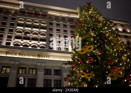 MOSKAU, RUSSLAND - 3. JAN 2018: Geschmückter Weihnachtsbaum am Abend in der Nähe des Four Seasons Hotel auf dem Manezhnaya Platz während der Weihnachts- und Neujahrsferien. Stockfoto