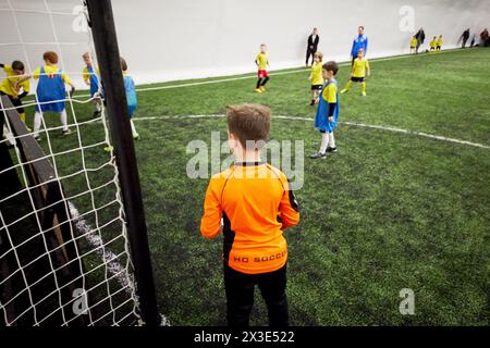 MOSKAU, RUSSLAND - 27. JAN 2018: Torhüter am Torposten und Spieler beim Fußballspiel der Kindersportvereine auf dem Hallensportplatz der Krasnaya Pre Stockfoto