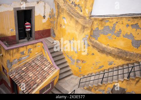 Ein Blick aus der Vogelperspektive auf Stufen in einem Innenhof im Fort Sao Tiago (Gelb), am 22. April 2024 in Funchal, Madeira, Portugal. Ursprünglich erbaut, um die Küste vor Piraterie zu schützen, während des 16. Bis 17. Jahrhunderts unter Philipp I. von Portugal. Das Fort wurde für viele Zwecke genutzt, einschließlich der Unterbringung britischer Truppen während des Halbinsel-Krieges, der Militärpolizei und der Funchal Lancers Squad zu verschiedenen Zeiten. Stockfoto