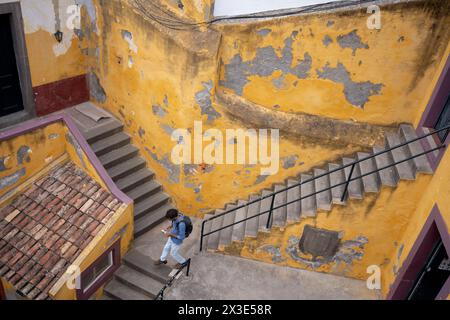 Ein Blick aus der Vogelperspektive auf Stufen in einem Innenhof im Fort Sao Tiago (Gelb), am 22. April 2024 in Funchal, Madeira, Portugal. Ursprünglich erbaut, um die Küste vor Piraterie zu schützen, während des 16. Bis 17. Jahrhunderts unter Philipp I. von Portugal. Das Fort wurde für viele Zwecke genutzt, einschließlich der Unterbringung britischer Truppen während des Halbinsel-Krieges, der Militärpolizei und der Funchal Lancers Squad zu verschiedenen Zeiten. Stockfoto