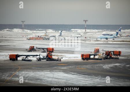 MOSKAU, RUSSLAND - 7. Dezember 2017: Schneeräummaschinen auf dem Flughafen Domodedovo. Domodedovo ist ein internationaler Flughafen von föderaler Bedeutung, einer der f Stockfoto