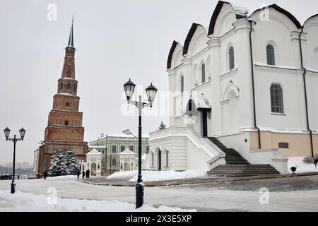 Die Verkündigungskirche und der Soyembika-Turm im Kasaner Kreml am Wintertag. Stockfoto