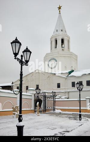 Spasskaya Turm im Kasaner Kreml am Wintertag. Stockfoto