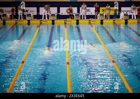 KASAN, RUSSLAND - 09. Dezember 2017: Sportlerinnen schwimmen im Burevestnik Becken während des All Russia Schwimmwettbewerbs, Alexander Popov Cup. Stockfoto