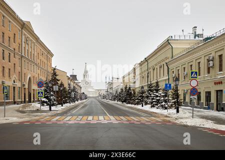 KASAN, RUSSLAND - 10. Dezember 2017: Kremlyovskaja Straße und Spasskaja Turm am Wintertag. Der Spasskaya-Turm des Kasaner Kremls ist der Hauptturm der Durchgangsstraße Stockfoto