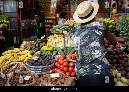 Am 18. April 2024 in Funchal, Madeira, Portugal, wird ein Stände für Obst und Gemüse im Mercado Dos Lavradores angeboten. Stockfoto