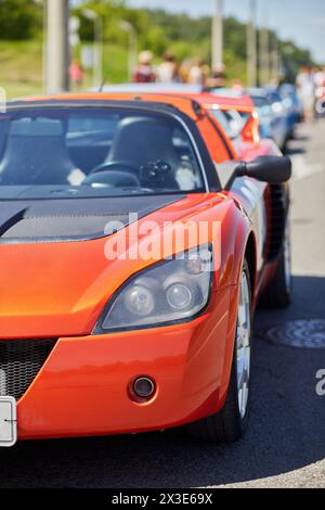MOSKAU, RUSSLAND - 27. MAI 2018: Mehrere Sportwagen stehen am Straßenrand. Stockfoto