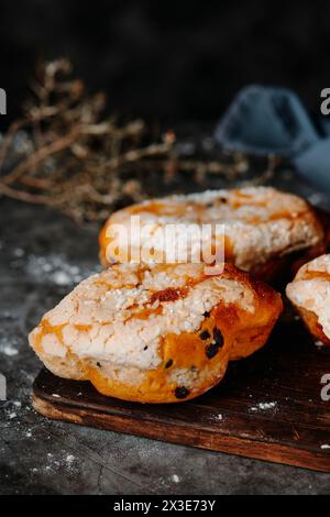 Nahaufnahme einiger colombe pasquali, typisch italienisches osterbrot, mit einigen Schokoladenchips, auf einem hölzernen Schneidebrett auf einem Tisch Stockfoto