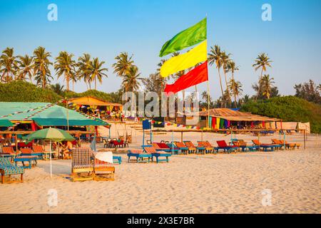 Beach Restaurant Hütten und Sonnenbetten auf Arambol Beach in North Goa, Indien Stockfoto