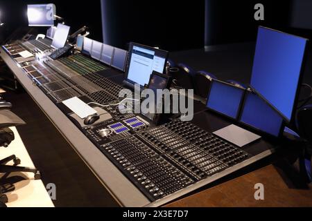 Leeres dunkles Aufnahmestudio mit moderner Ausstattung im Filmstudio Stockfoto