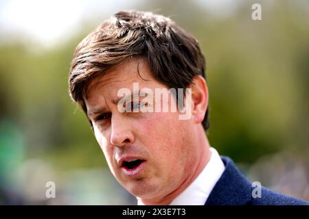 Der Pferdetrainer Harry Charlton nach Hand of God, geritten von Jockey Ryan Moore (nicht abgebildet), gewinnt das bet365 Esher Cup Handicap am bet365 Spring Celebration Day auf der Rennbahn Sandown Park in Esher. Bilddatum: Freitag, 26. April 2024. Stockfoto