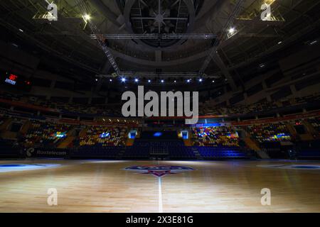 MOSKAU - 7. April 2017: Leeres Basketballfeld im Megasport-Stadion, Bau des Stadions wurde 2006 abgeschlossen, Anzahl der Plätze beträgt 14.000 Stockfoto