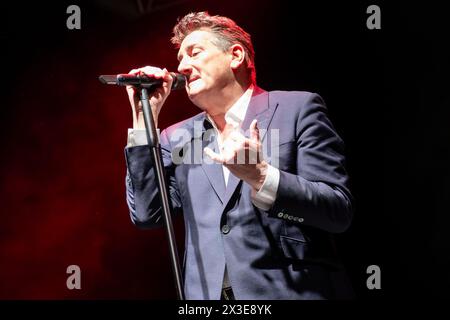 Mantua, Italien. April 2024. Tony Hadley, Künstlername von Anthony Patrick Hadley, singt auf der Bühne während seiner Live-Auftritte für â&#x80;&#x9c;Mad About You mit der fabelhaften TH Band European Tourâ&#x80;&#x9d; im PalaUnical Theatre am 24. April 2024 in Mantua, Italien. Quelle: Unabhängige Fotoagentur/Alamy Live News Stockfoto