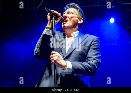 Mantua, Italien. April 2024. Tony Hadley, Künstlername von Anthony Patrick Hadley, singt auf der Bühne während seiner Live-Auftritte für â&#x80;&#x9c;Mad About You mit der fabelhaften TH Band European Tourâ&#x80;&#x9d; im PalaUnical Theatre am 24. April 2024 in Mantua, Italien. Quelle: Unabhängige Fotoagentur/Alamy Live News Stockfoto