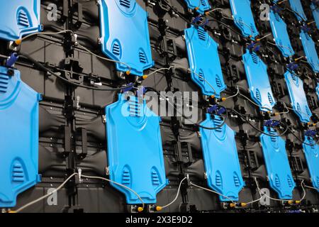 Rückseite des großen Videoplatzes aus Verbundwerkstoff in einem modernen Lager und Sortierzentrum Stockfoto