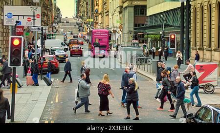 Glasgow, Schottland, Großbritannien. 26. April 2024: Wetter in Großbritannien: Der sonnige george Square im Stadtzentrum war zur Mittagszeit voller Einheimischer und Touristen. Verkehrsüberquerung auf der St. vincent Straße im Stadtzentrum. Credit Gerard Ferry/Alamy Live News Stockfoto