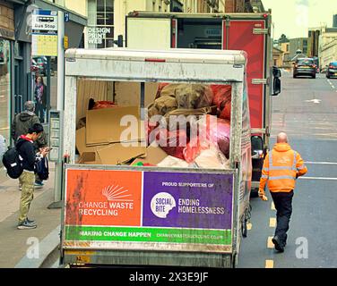 Glasgow, Schottland, Großbritannien. 26. April 2024: Wetter in Großbritannien: Der sonnige george Square im Stadtzentrum war zur Mittagszeit voller Einheimischer und Touristen. Recycling-Van blockiert Bushaltestelle auf der Hope Street im Stadtzentrum. Credit Gerard Ferry/Alamy Live News Stockfoto