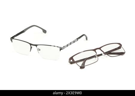 Lesebrille isoliert auf weißem Hintergrund. Modebrille für Mann und Frau. Foto mit hoher Auflösung. Volle Schärfentiefe. Stockfoto