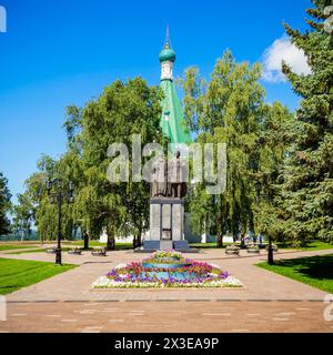 Denkmal für Prinz Yuri Vsevolodovich und Bischof Simon von Susdal in der Nähe der Erzengel Michael Kathedrale im Kreml Nischni Nowgorod, Russland. Stockfoto