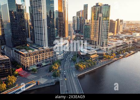 Panoramastadt Melbourne vom Hochpunkt aus. Australien. Foto von Wolkenkratzern vor Sonnenuntergang von der Drohne. Stockfoto