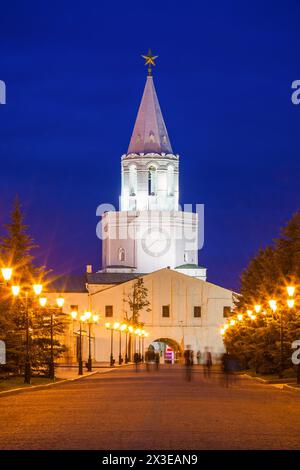 Spasskaya oder Erlöserturm bei Nacht, Kasan Kreml in Russland bei Nacht. Der Spasskaya-Turm dient als Haupteingang des Kremls. Stockfoto