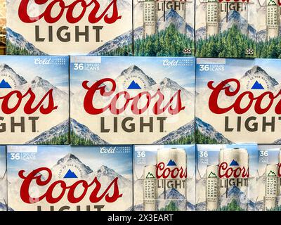 Kisten von Coors Light Beer in einem Costco Großhandelslager Stockfoto