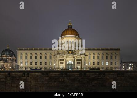 Berlin, Deutschland - 19. Dezember 2023 - das Berliner Schloss bei Nacht, in dem sich das Museumsgebäude Humboldt Forum befindet, ist ein Museum gewidmet Stockfoto