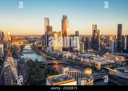 Panorama der Innenstadt von Melbourne vom Höhepunkt. Australien. Drohnenfoto von Wolkenkratzern vor Sonnenuntergang Stockfoto