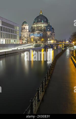 Berlin, Deutschland - 19. Dezember 2023 - malerischer Blick auf das historische berliner Domgebäude mit einer Brücke über die Spree bei Dämmerung. Berlin Cathedr Stockfoto