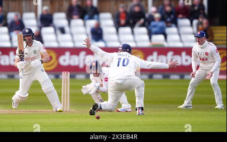 Durham's Colin Ackermann schlug während des ersten Tages des Vitality County Championship Matches im Seat Unique Riverside, Chester-le-Street. Bilddatum: Freitag, 26. April 2024. Stockfoto