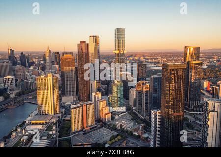 Panorama der Innenstadt von Melbourne vom Höhepunkt. Australien. Fotografieren Sie Wolkenkratzer bei Sonnenuntergang von der Drohne Stockfoto