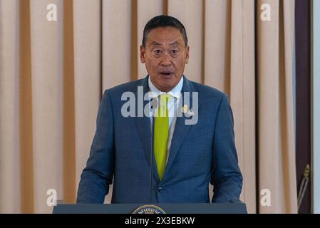 Bangkok, Thailand. April 2024. Thailands Premierministerin Srettha Thavisin spricht während einer Pressekonferenz im Regierungshaus vor den Medien. Bangladeschs Premierminister Scheich Hasina besucht Thailand zu einem sechstägigen offiziellen Besuch, um die Beziehungen zwischen den beiden Nationen zu stärken. Sheikh Hasina ist der erste Premierminister von Bangladesch, der seit 2002 offiziell Thailand besucht. (Foto: Peerapon Boonyakiat/SOPA Images/SIPA USA) Credit: SIPA USA/Alamy Live News Stockfoto