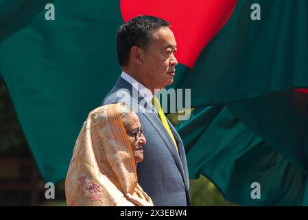 Bangkok, Thailand. April 2024. Bangladeschs Premierminister Sheikh Hasina (L) und Thailands Premierministerin Srettha Thavisin (R) wurden während einer Begrüßungszeremonie im Regierungshaus gesehen. Bangladeschs Premierminister Scheich Hasina besucht Thailand zu einem sechstägigen offiziellen Besuch, um die Beziehungen zwischen den beiden Nationen zu stärken. Sheikh Hasina ist der erste Premierminister von Bangladesch, der seit 2002 offiziell Thailand besucht. Quelle: SOPA Images Limited/Alamy Live News Stockfoto