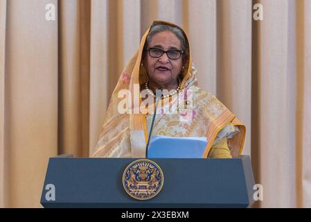 Bangkok, Thailand. April 2024. Bangladeschs Premierminister Scheich Hasina spricht während einer Pressekonferenz im Regierungsgebäude vor den Medien. Bangladeschs Premierminister Scheich Hasina besucht Thailand zu einem sechstägigen offiziellen Besuch, um die Beziehungen zwischen den beiden Nationen zu stärken. Sheikh Hasina ist der erste Premierminister von Bangladesch, der seit 2002 offiziell Thailand besucht. (Foto: Peerapon Boonyakiat/SOPA Images/SIPA USA) Credit: SIPA USA/Alamy Live News Stockfoto